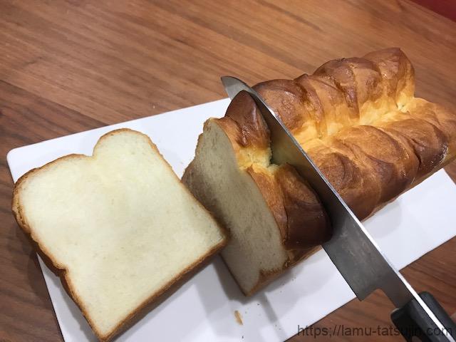 ホテル食パンに包丁を入れる