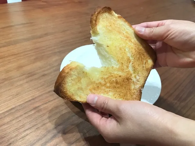 ふわふわの焼き立て食パン