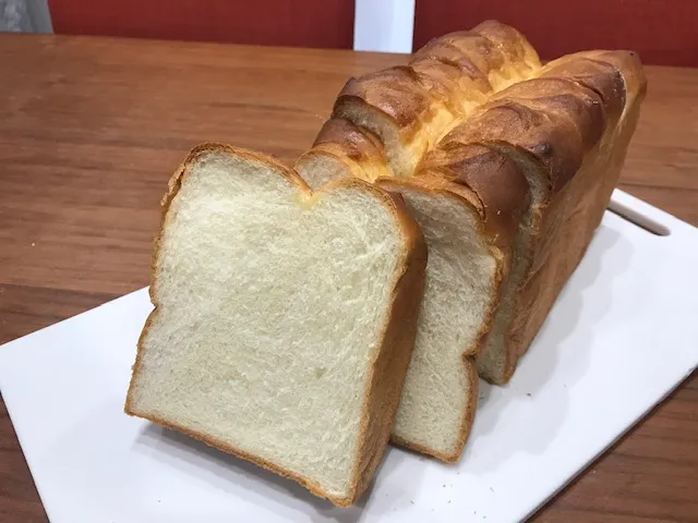 5枚切りの厚さに切ったホテル食パン