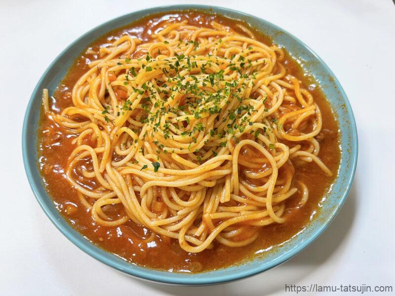 青海苔をかけたミートパスタ