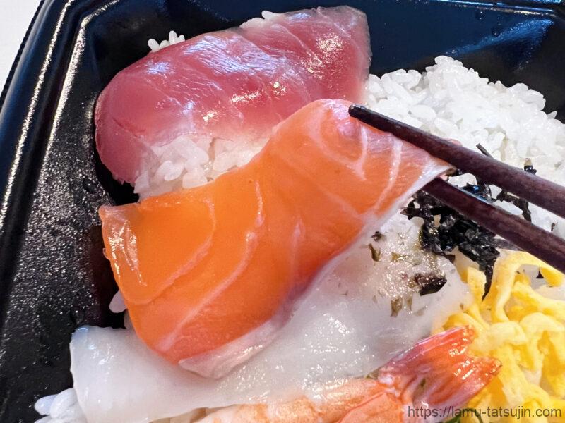 ラ・ムーの彩り海鮮丼のサーモン